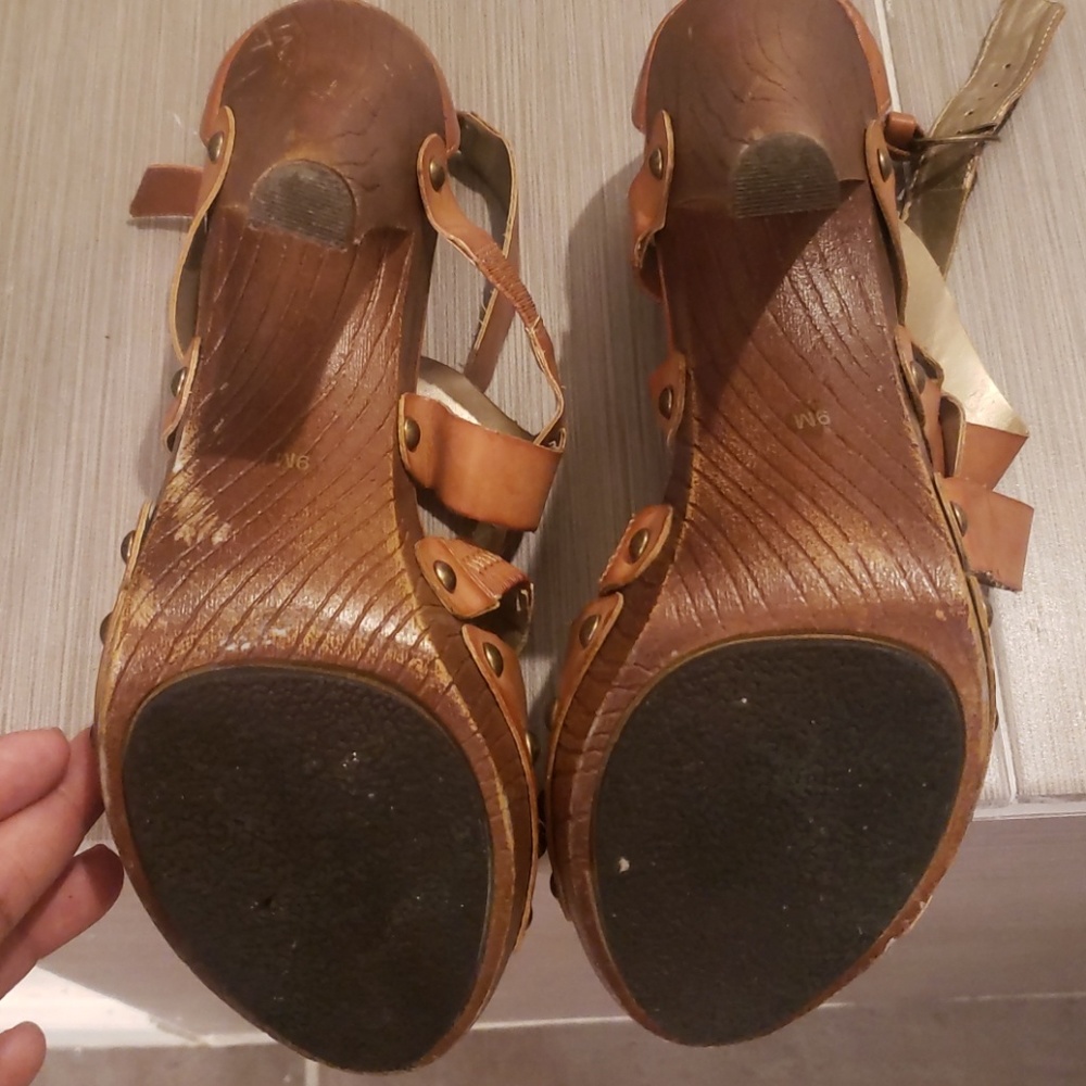 Guess - Picture 3 of 4